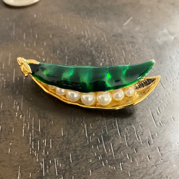 unbranded Jewelry - Peas in a Pod Brooch